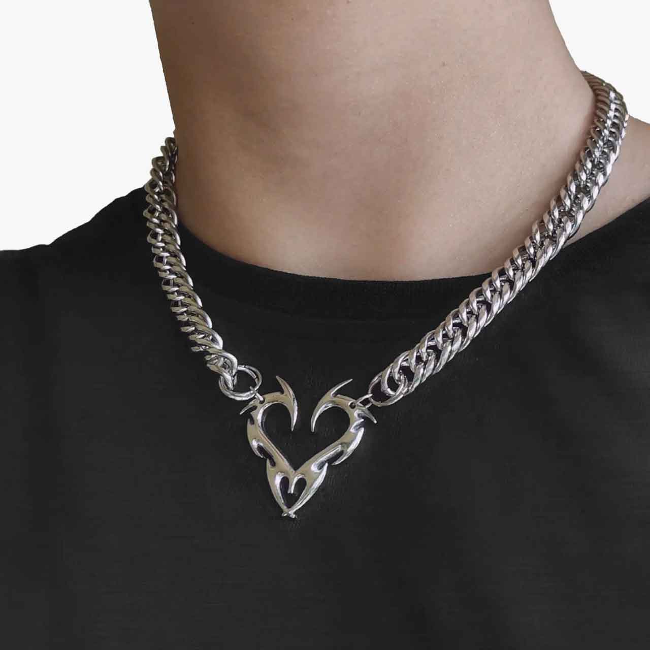 VALIANT HEART CHAIN NECKLACE